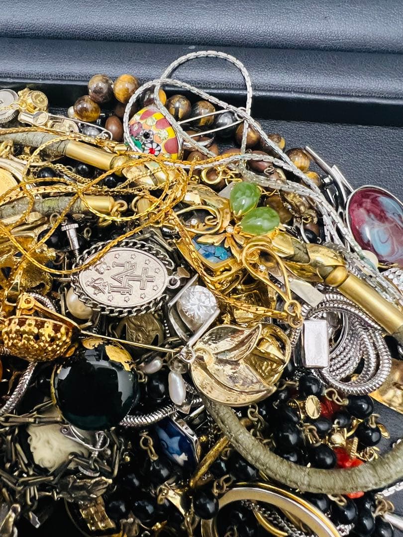 【生前整理　遺品整理】ネックレス　ブローチ　イヤリング　他　アクセサリーおまとめ