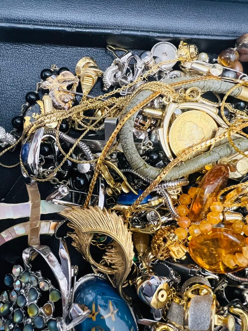 【生前整理　遺品整理】ネックレス　ブローチ　イヤリング　他　アクセサリーおまとめ