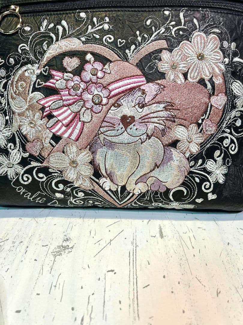 ロラライハリス♡フラワー型押し本革ブラック♡刺繍の肩掛けファスナー式バッグ♡