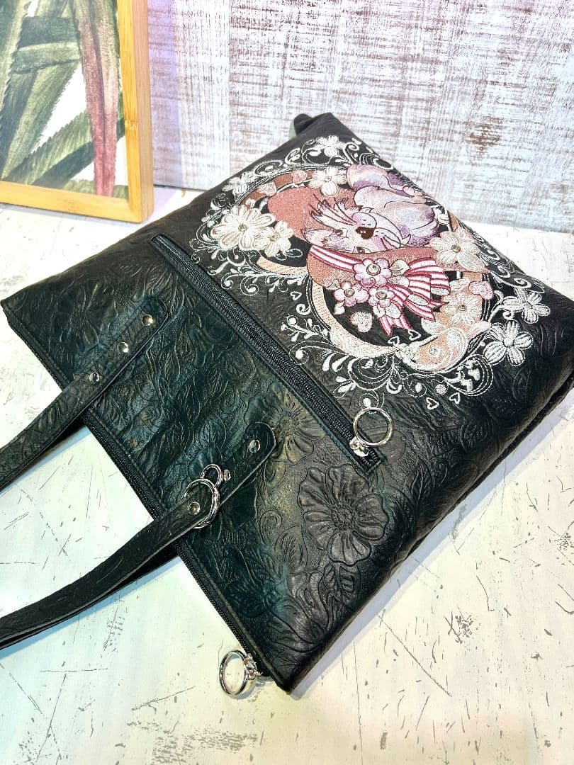 ロラライハリス♡フラワー型押し本革ブラック♡刺繍の肩掛けファスナー式バッグ♡