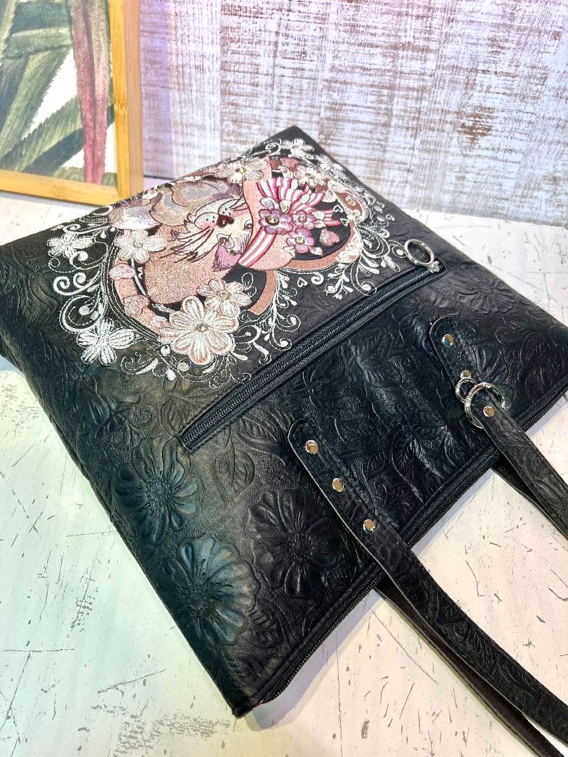 ロラライハリス♡フラワー型押し本革ブラック♡刺繍の肩掛けファスナー式バッグ♡