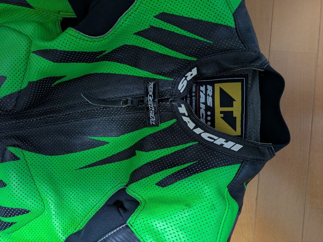 r*3様 RS TAICHI 緑 黒 革ツナギ 膝プロテクター付き