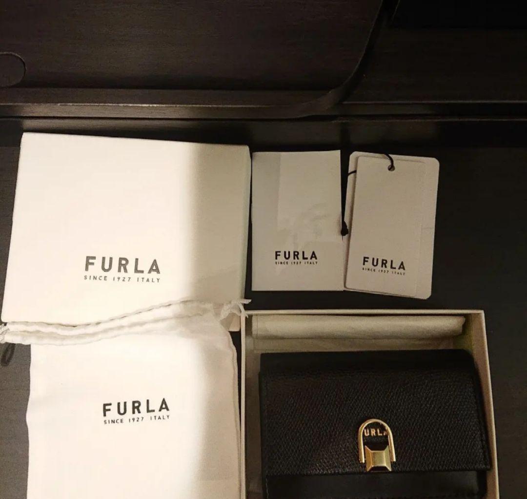 red FURLA ブラック 名刺入れ