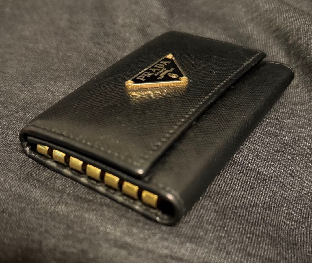 【PRADA】サフィアーノレザー キーケース 三角ロゴプレートブラック