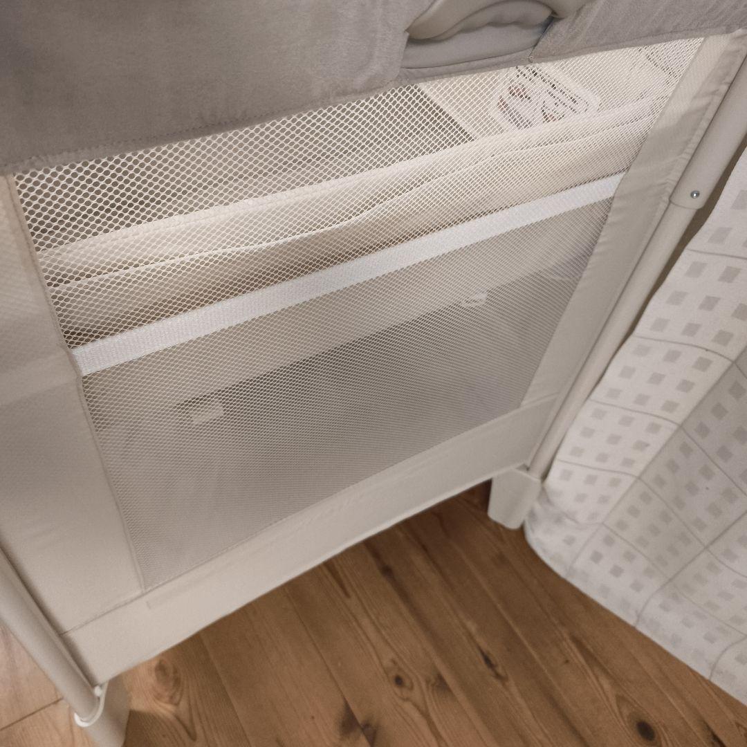 アップリカ ココネルエアープラスAB ベビーベッド　ホワイトベージュ