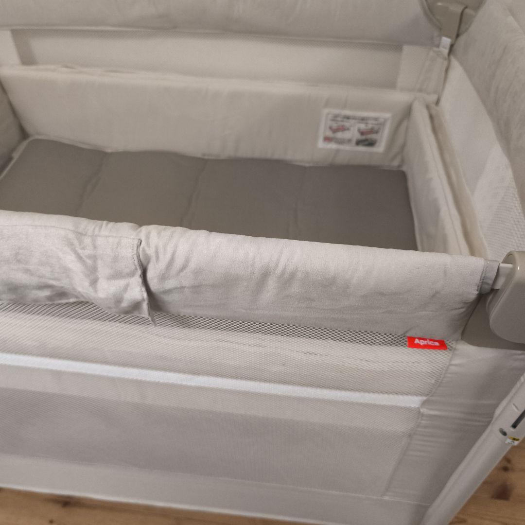 アップリカ ココネルエアープラスAB ベビーベッド　ホワイトベージュ