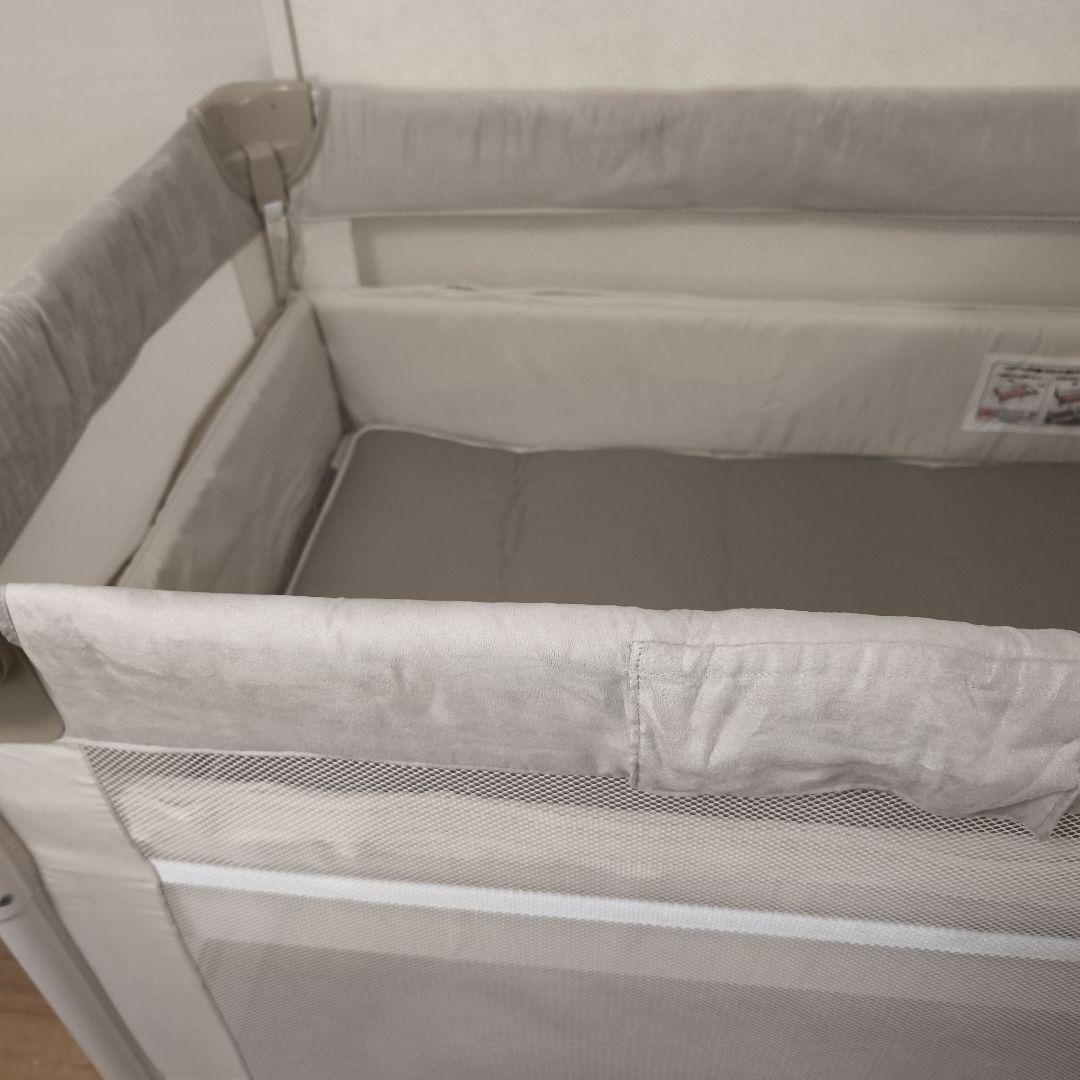 アップリカ ココネルエアープラスAB ベビーベッド　ホワイトベージュ