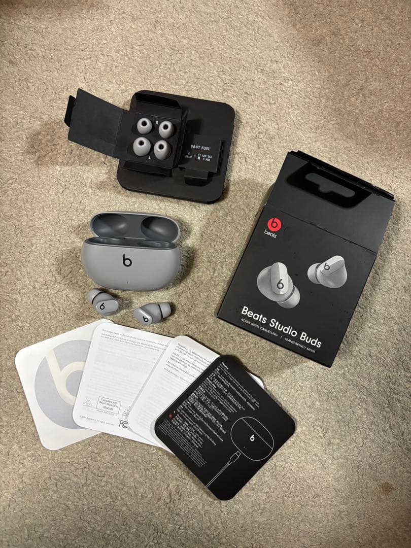 Beats Studio Buds グレー
