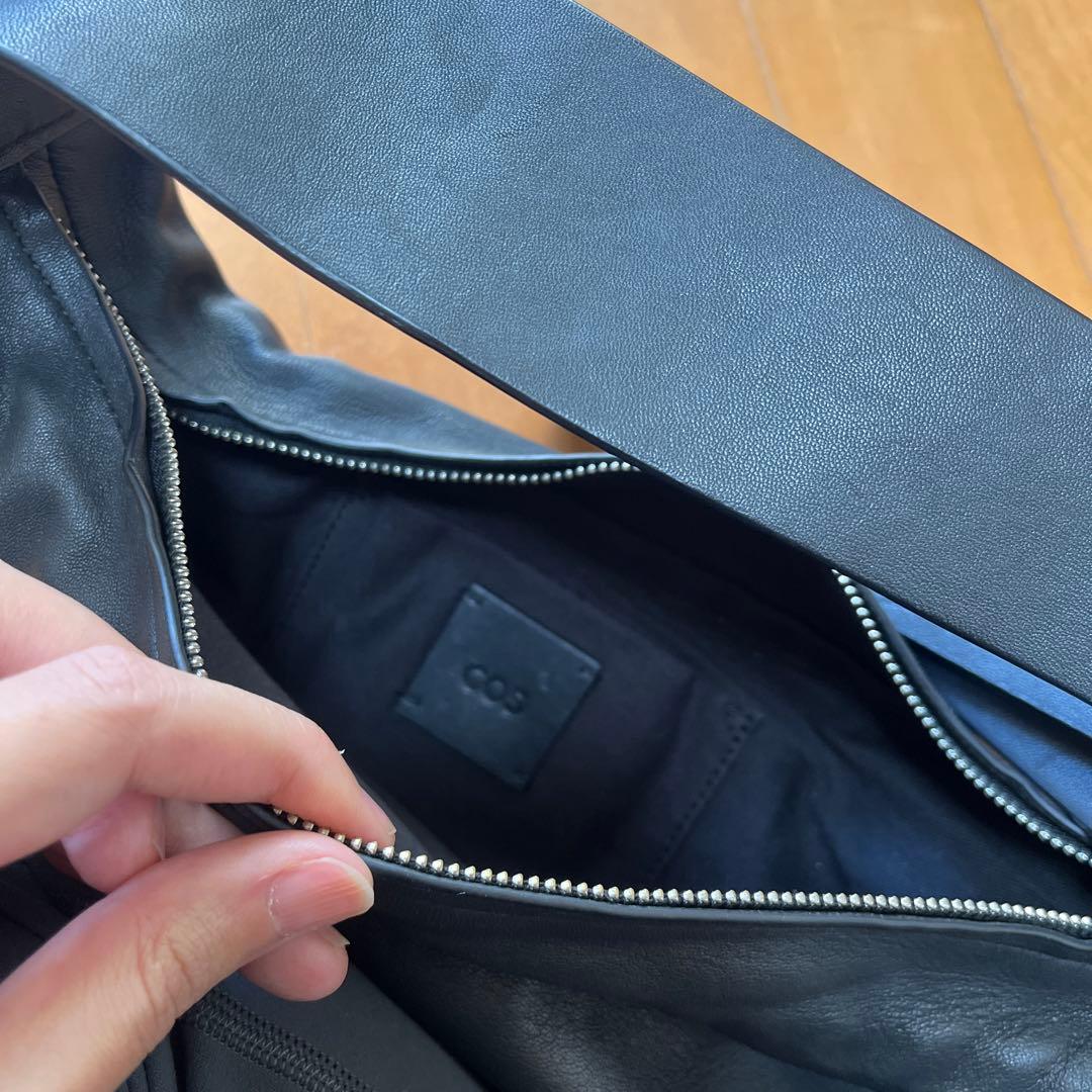 COS ブラックレザー ボディバッグ