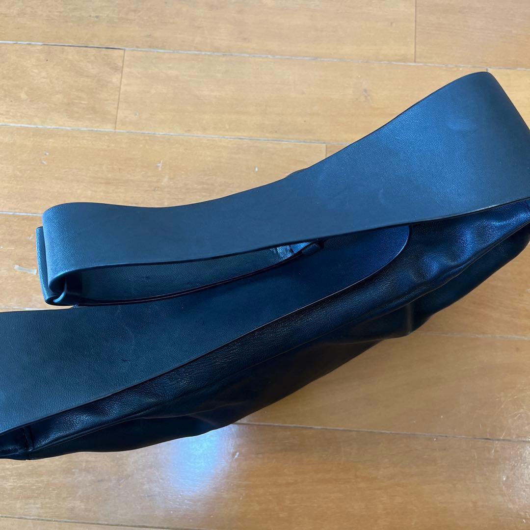 COS ブラックレザー ボディバッグ