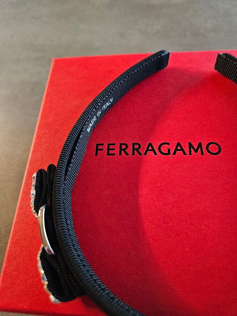 フェラガモ　ヴァラ　リボンカチューシャ　黒　クリスタル