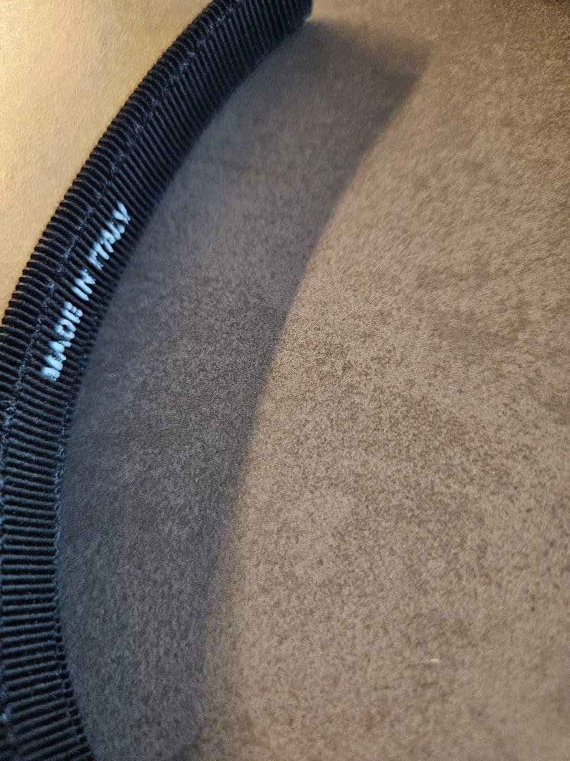 フェラガモ　ヴァラ　リボンカチューシャ　黒　クリスタル