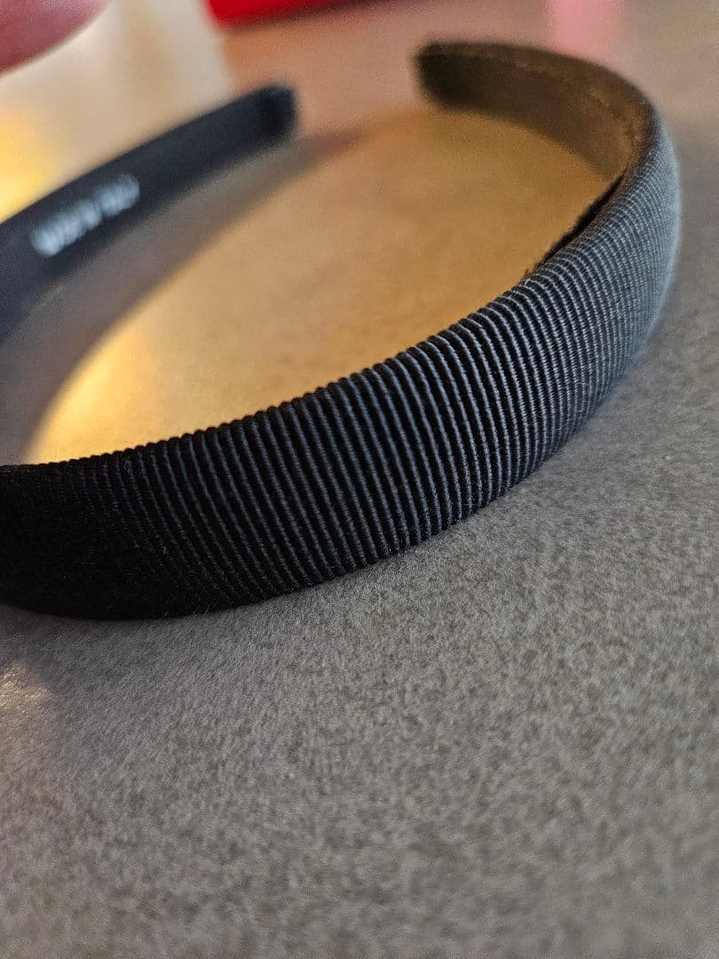 フェラガモ　ヴァラ　リボンカチューシャ　黒　クリスタル