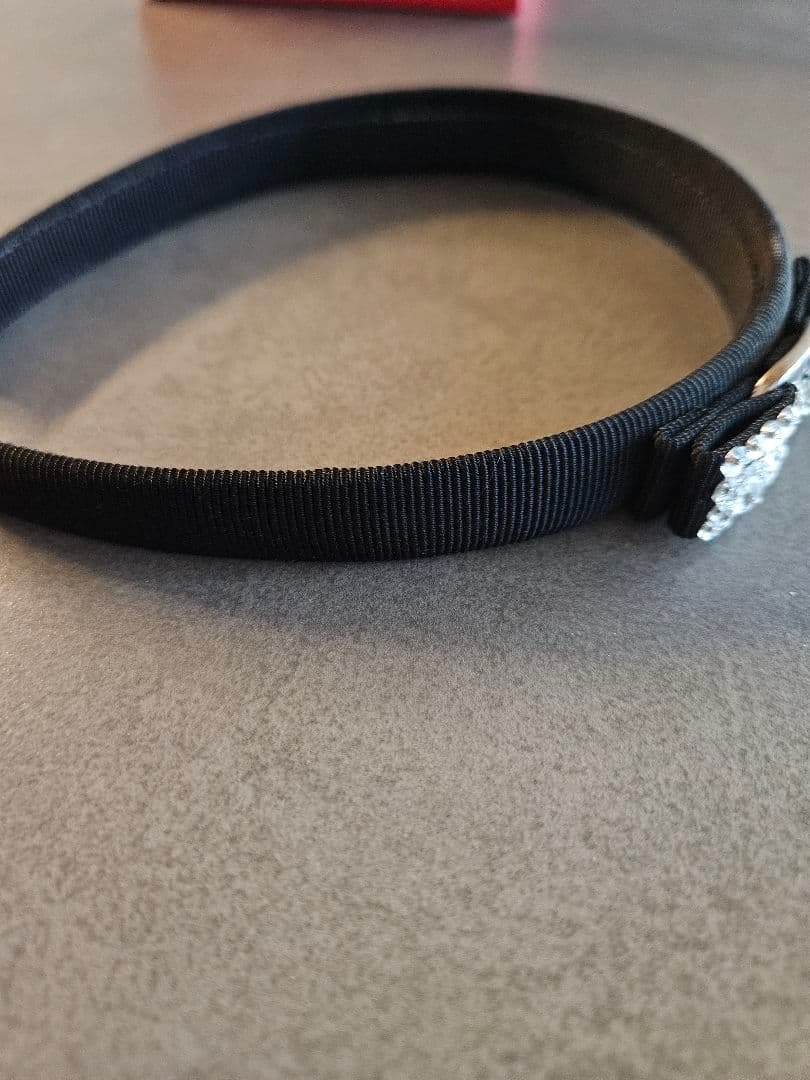 フェラガモ　ヴァラ　リボンカチューシャ　黒　クリスタル