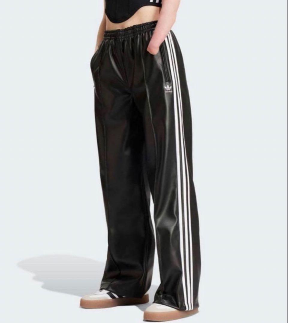adidas フェイクレザー パンツ