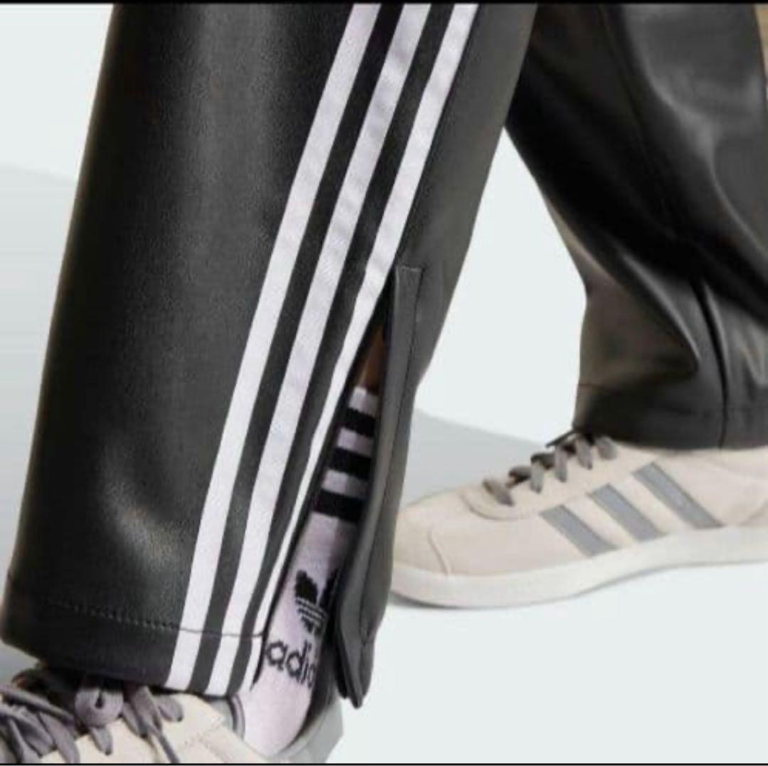 adidas フェイクレザー パンツ