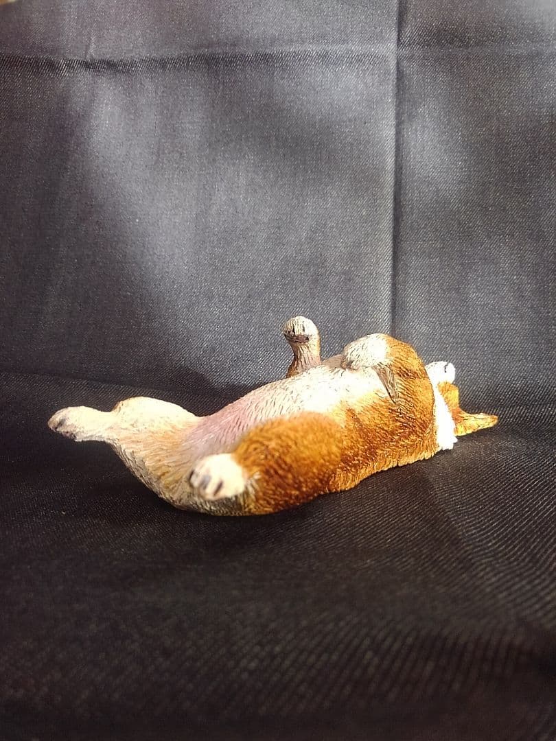 木彫りのコーギーヘソ天