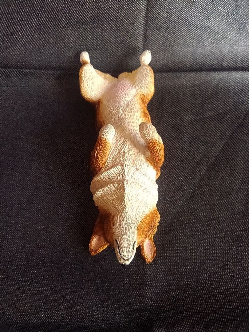 木彫りのコーギーヘソ天