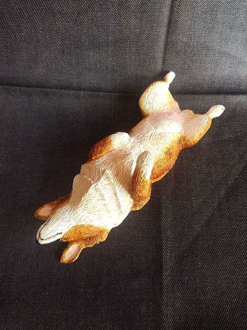 木彫りのコーギーヘソ天