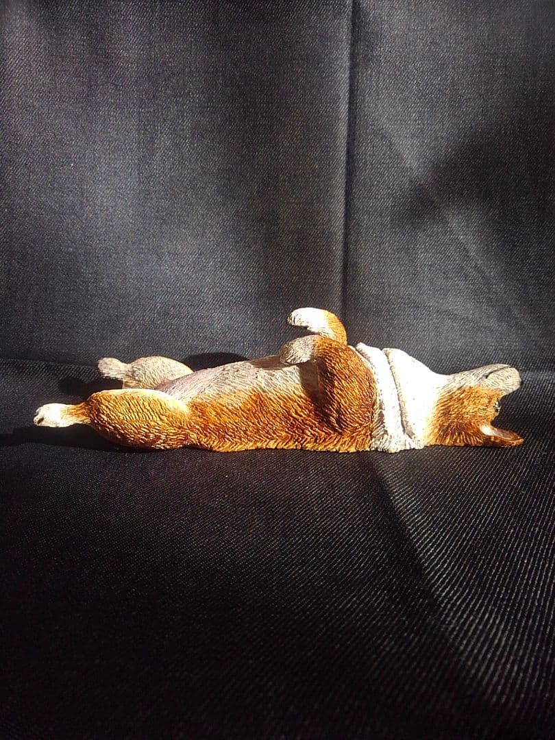 木彫りのコーギーヘソ天