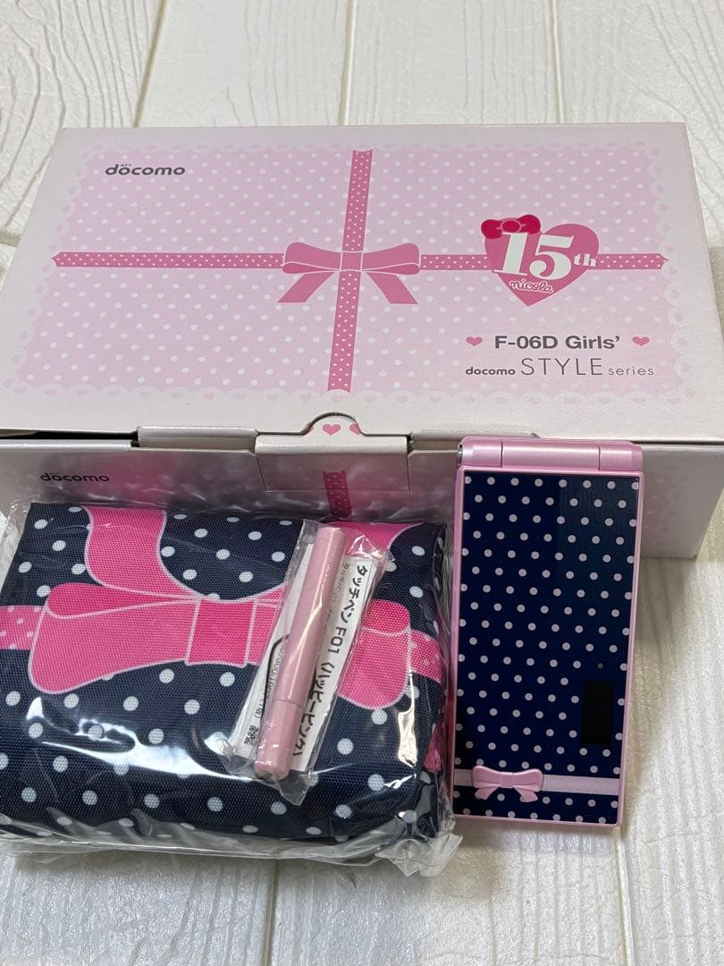 docomo STYLE series F-06Dハッピーピンク　ガラケ
