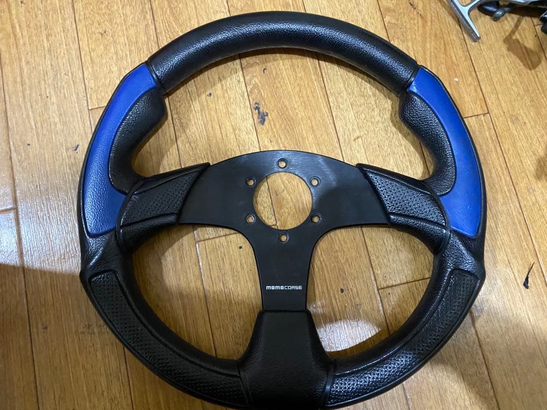 MOMO CORSEステアリング　35π ホーンボタン付き