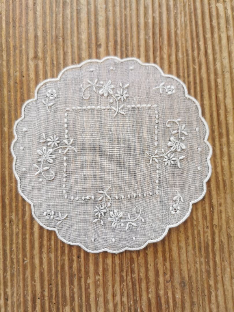 アンティーク シアーなピーニャクロス 小花の手刺繍 フラワーリムプチドイリーα