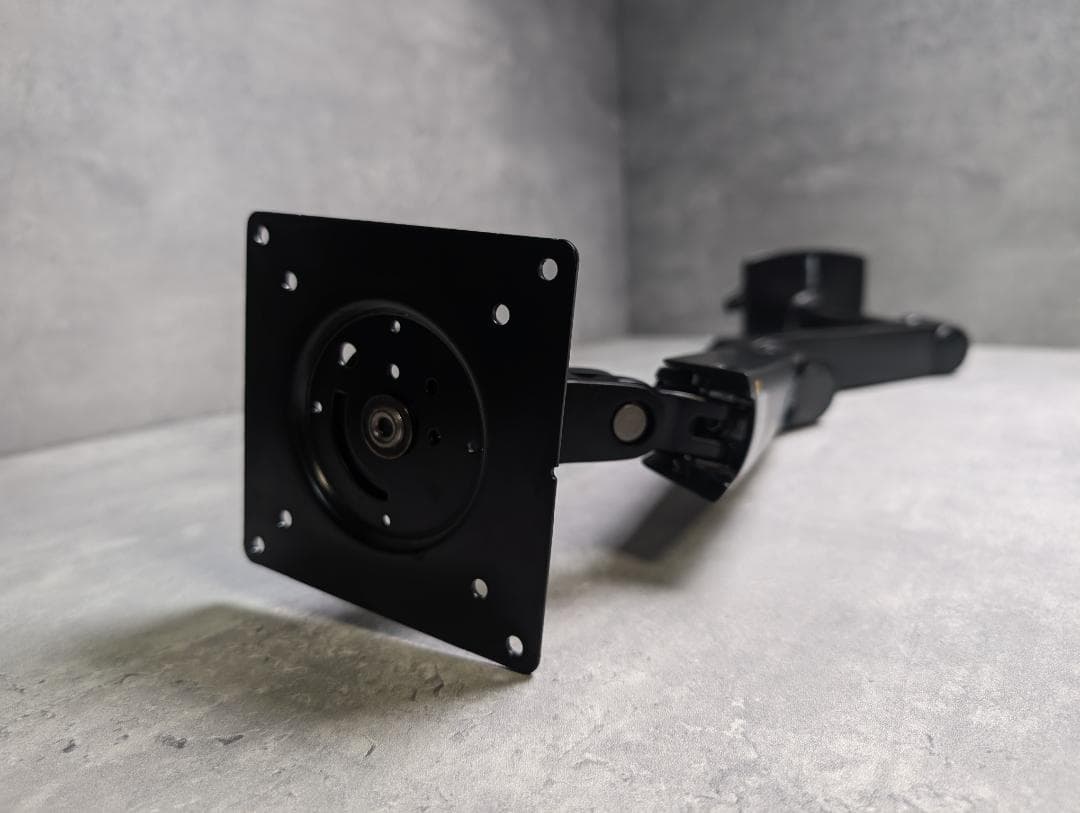 Amazonベーシック モニターアーム エルゴトロン／32インチ 11.3kg迄