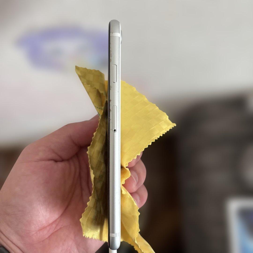 Apple iPhone SE 第二世代　64GB ホワイト