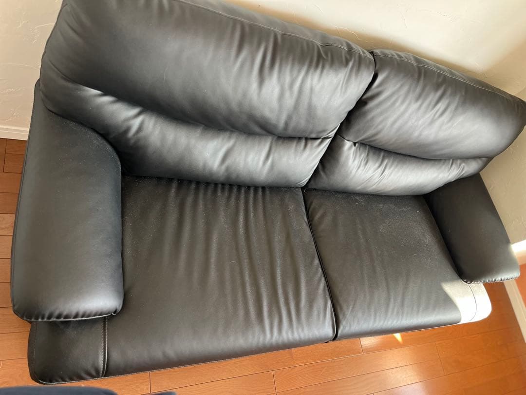 正　黒の合成皮革 2人掛けソファ