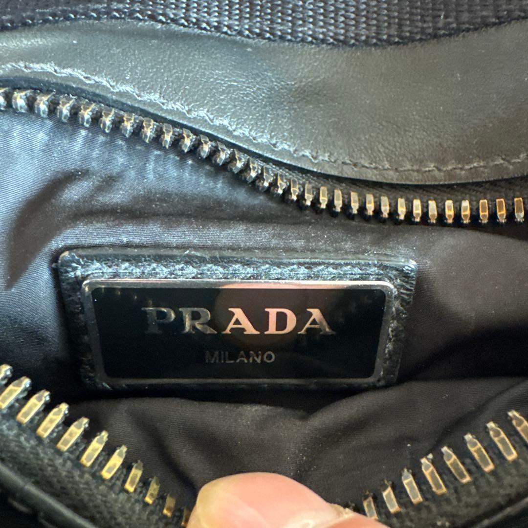 プラダ　レザーショルダーバック