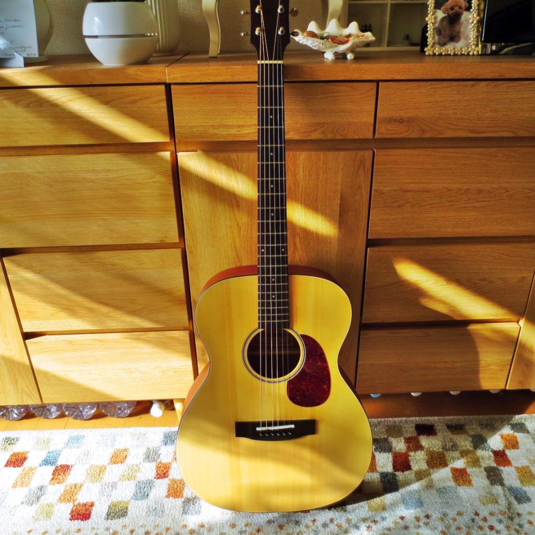 マーチン000-28を思わせるオープンギアなペグ,いい音で奏でるアコギ