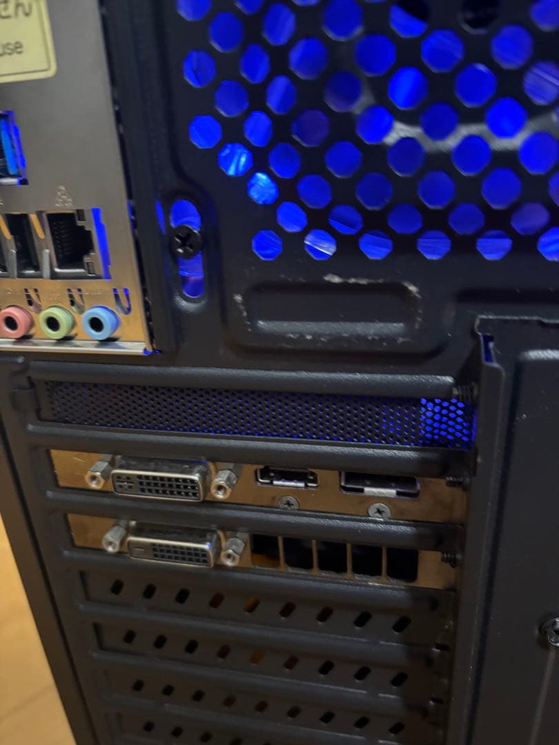 青光り！自作ゲーミングPC 中古です。i7 と今高騰中ですが新品SSD使用！