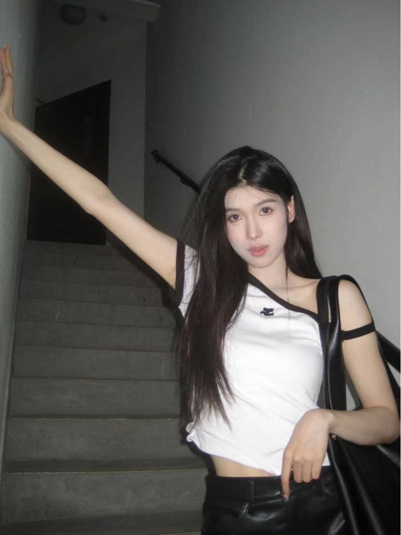 【Courreges】 アシンメトリー半袖Tシャツ