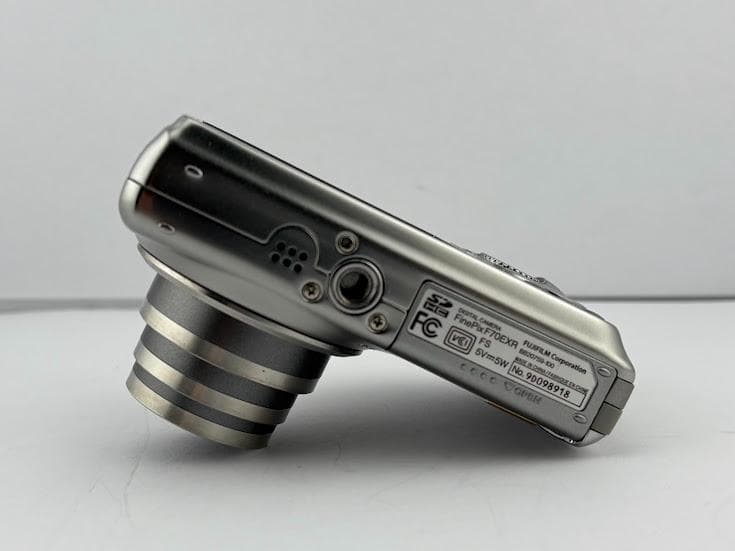 ★美品★ フジフィルム FinePix F70EXR ★バッテリー、充電器付★