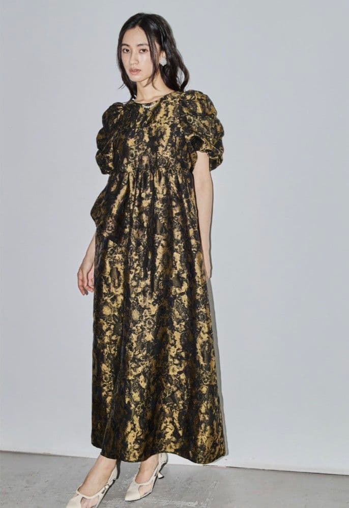 黒と金の花柄マキシドレス