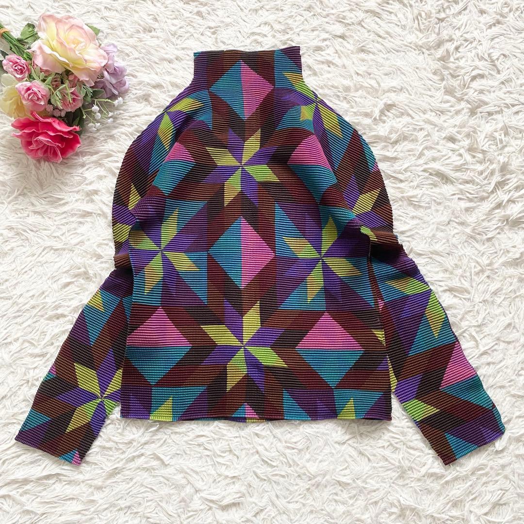 ピーリック■me　イッセイミヤケ　プリーツ　ハイネック　幾何学　総柄