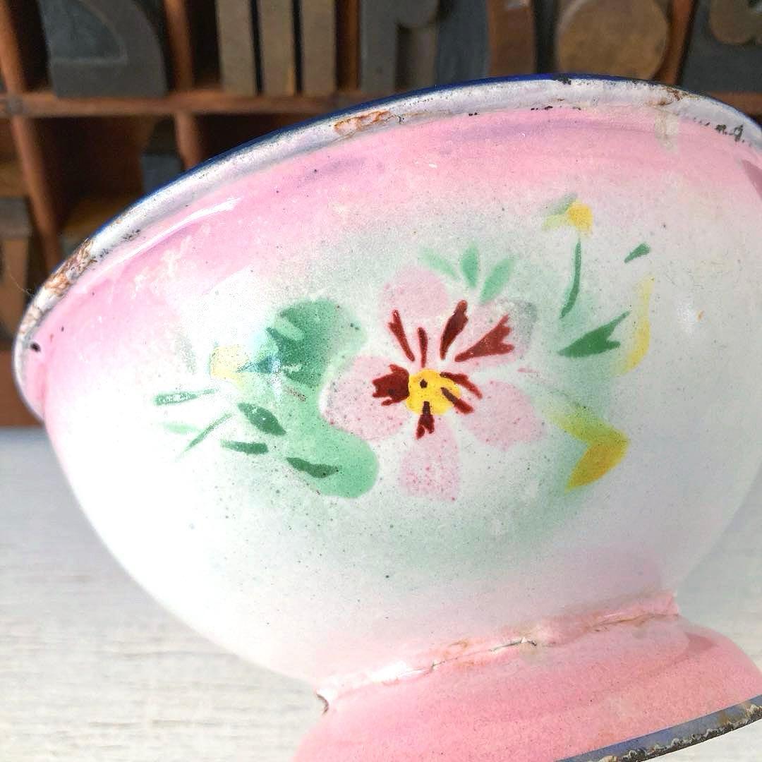 ぷ*い様 フランスアンティーク☘️ホーロー レア ピンク花柄トレイ ボウル