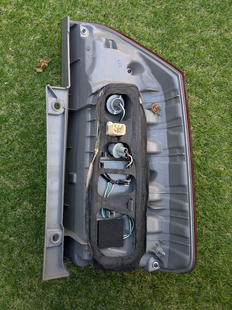 ノア70純正テールランプ（左側）