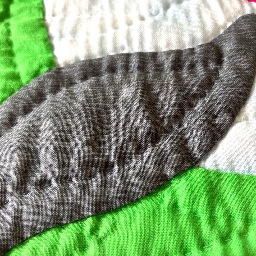 ハワイアンキルト　モンステラとプルメリア鯨の尻尾のタペストリー