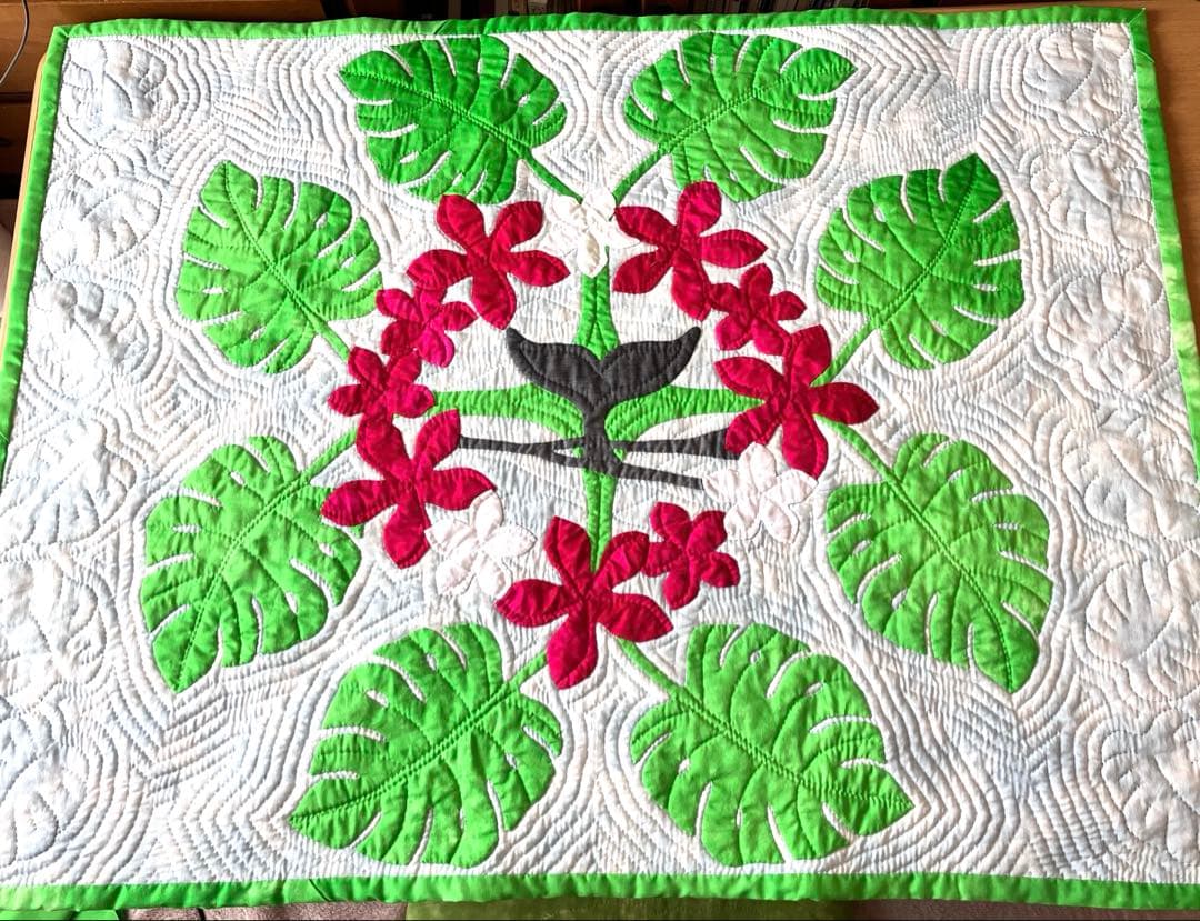 ハワイアンキルト　モンステラとプルメリア鯨の尻尾のタペストリー