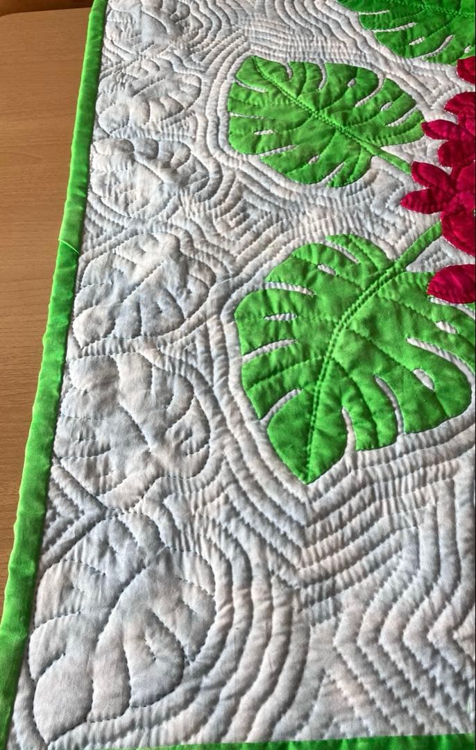 ハワイアンキルト　モンステラとプルメリア鯨の尻尾のタペストリー