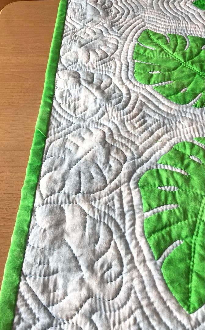 ハワイアンキルト　モンステラとプルメリア鯨の尻尾のタペストリー