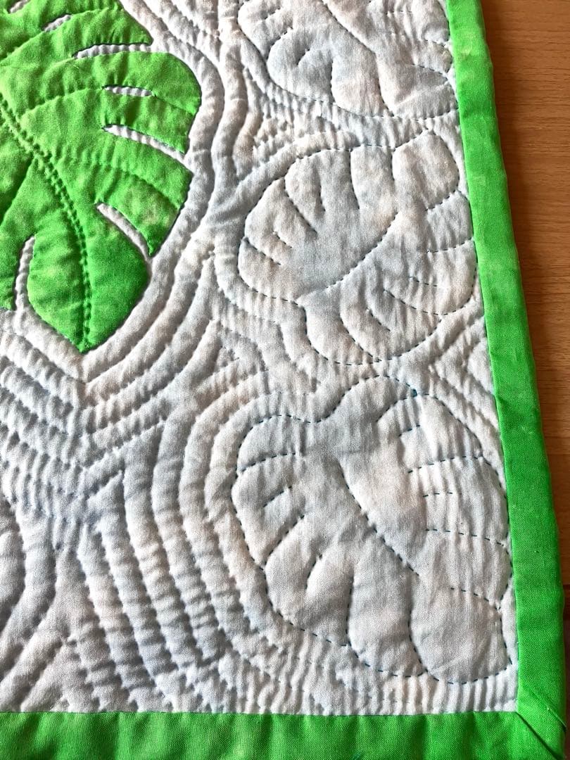 ハワイアンキルト　モンステラとプルメリア鯨の尻尾のタペストリー