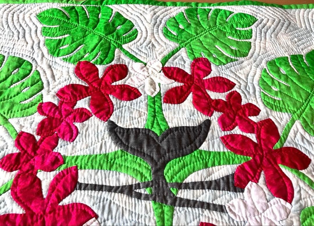 ハワイアンキルト　モンステラとプルメリア鯨の尻尾のタペストリー