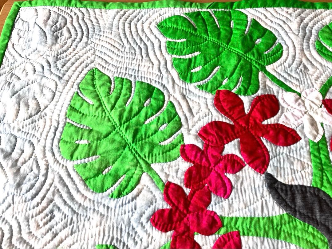 ハワイアンキルト　モンステラとプルメリア鯨の尻尾のタペストリー