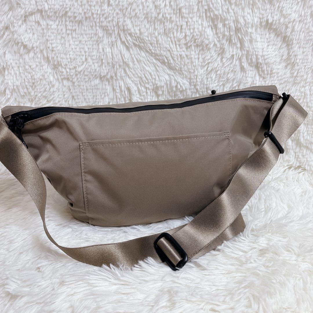 イアパピヨネ　ボディバッグ　ベージュ　即日発送