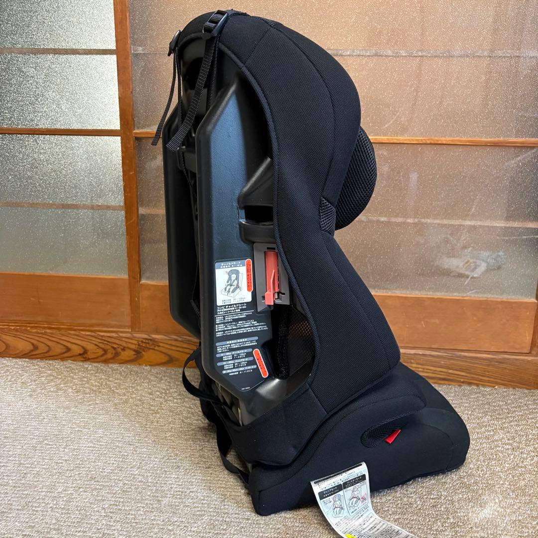 美品 コンビ　ジョイトリップエアスルーGG　黒　ジュニアシート　シートベルト