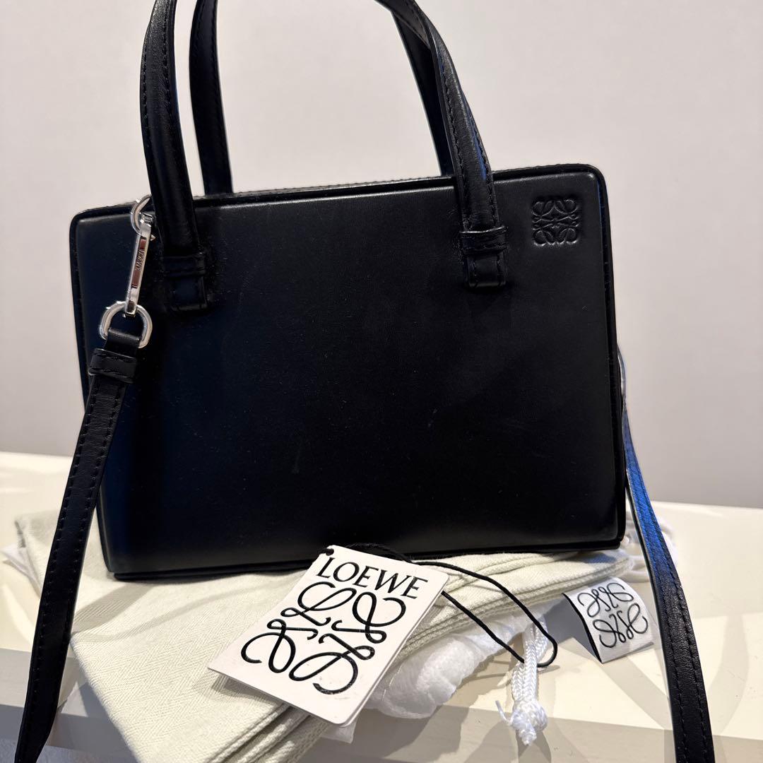 LOEWE ブラック レザー ショルダーバッグ