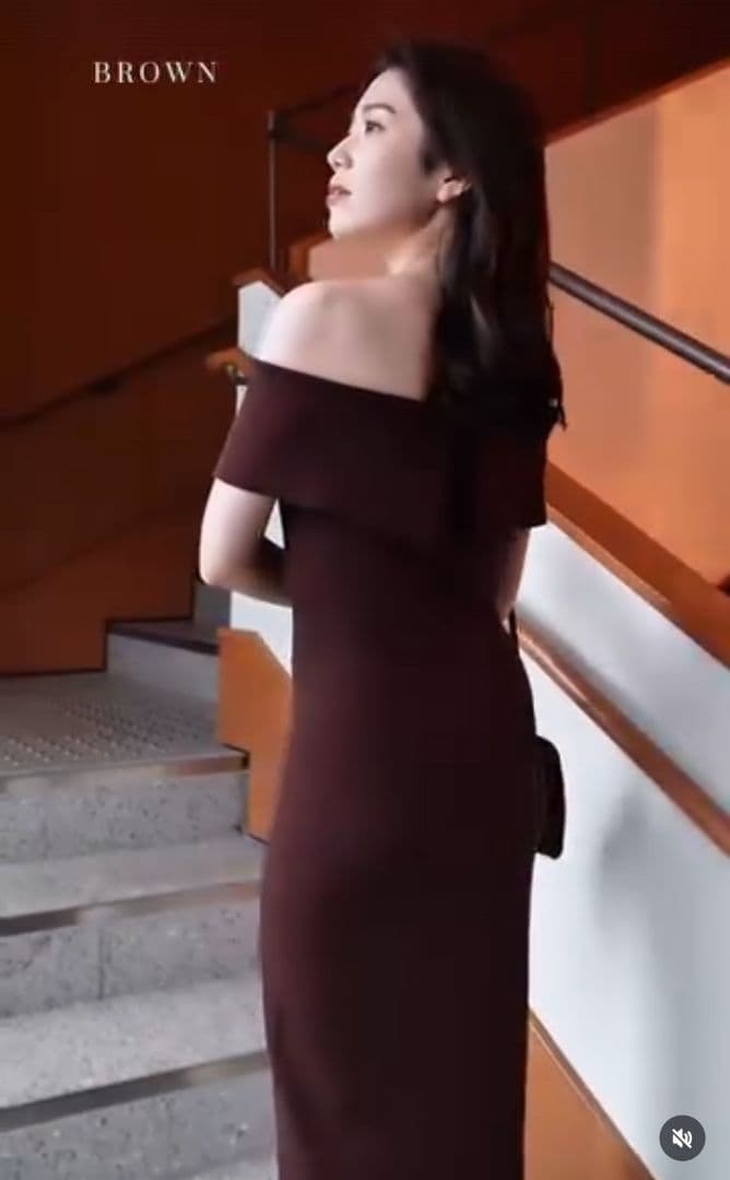 anuansアニュアンス ムーンネックニットワンピース　タイト オフショル